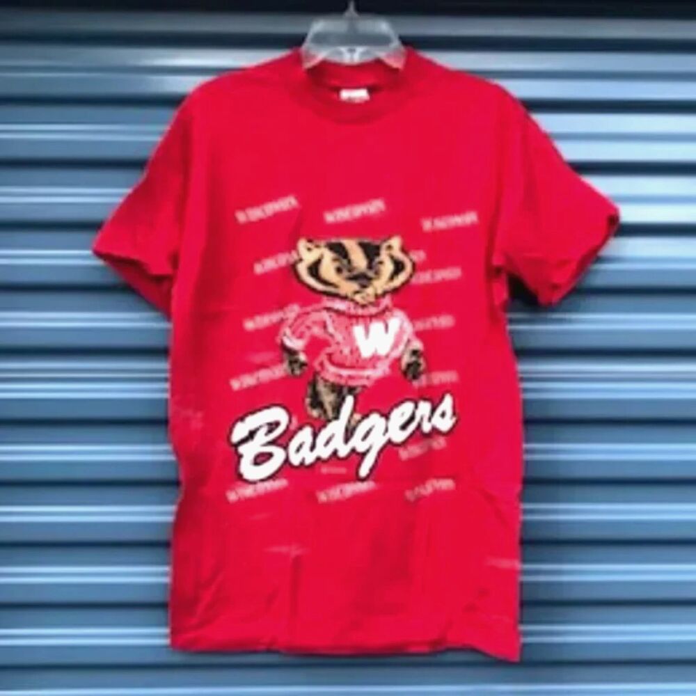 Size: Large {42-44} Wisconsin Badgers Shirt Sleeve Tee Shirt . New w/o Tags